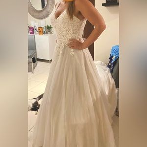 Ball-Gown/Princess V-neck Court Train Tulle Lace Wedding Dress